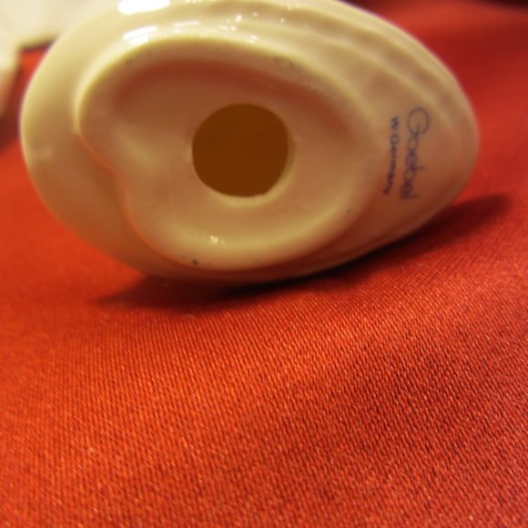 VTG1979 GOEBEL ANNUAL ORNAMENT, WHITE PORCELAIN ANGEL W/TREE, W BOX - Picture 7 of 7